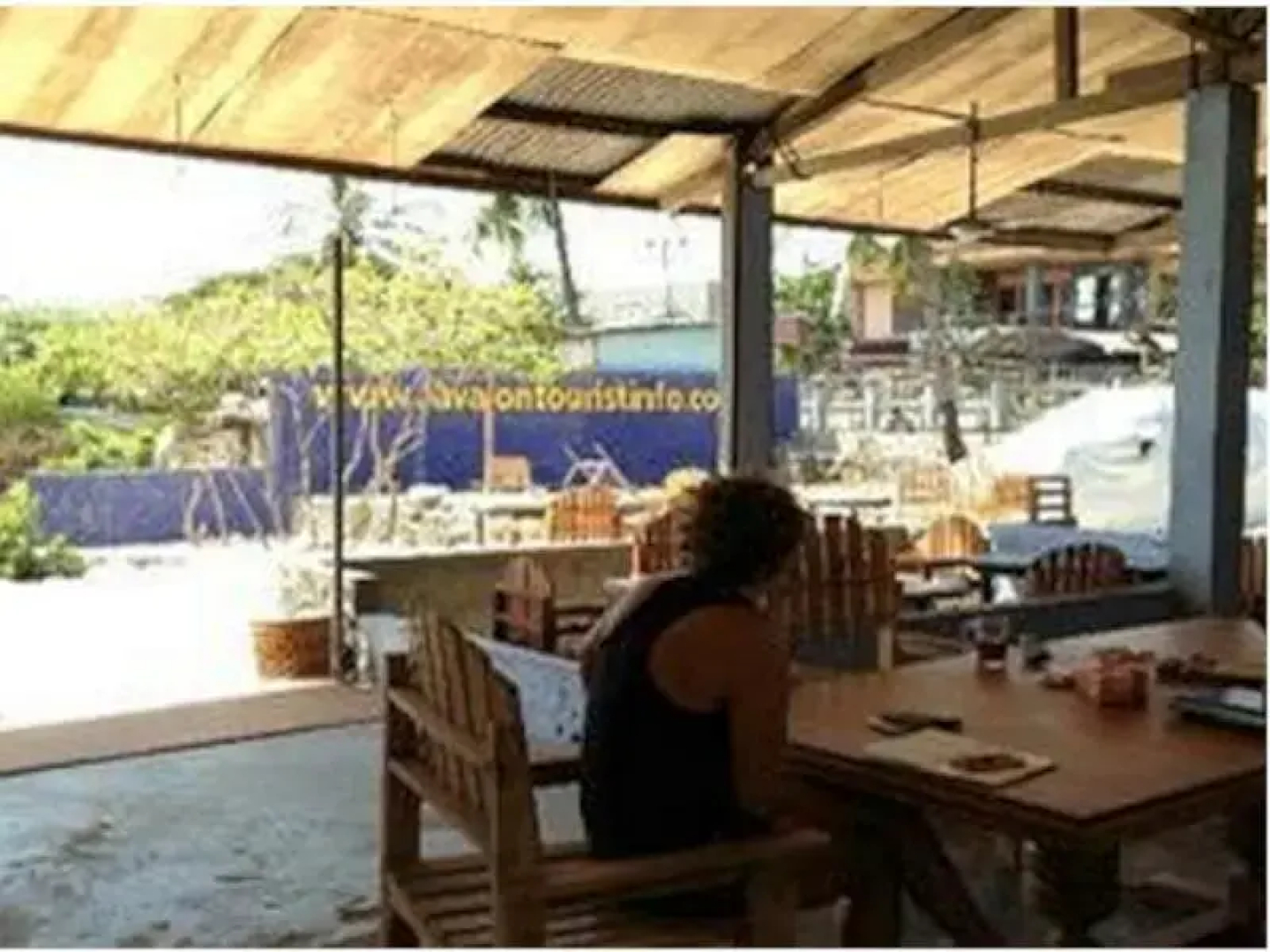 Lavalon Seaview Hostel & Bar