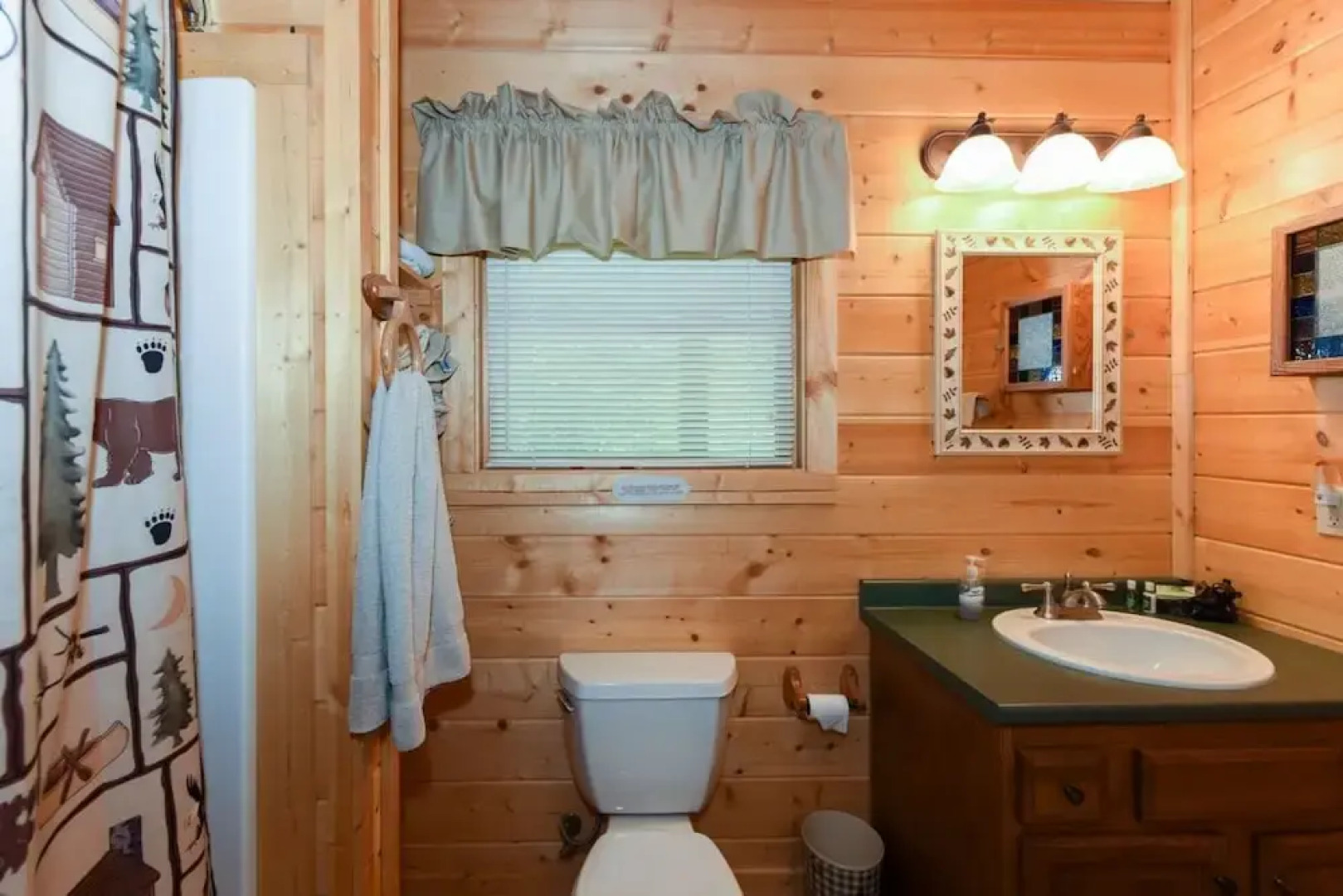 Crestview - 2 Br home by RedAwning