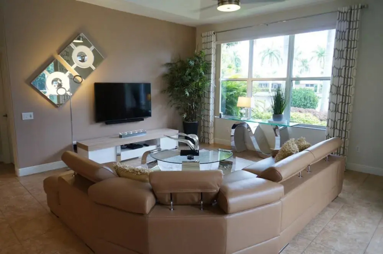 Alicia in Walking Distance to Yacht Club 1014