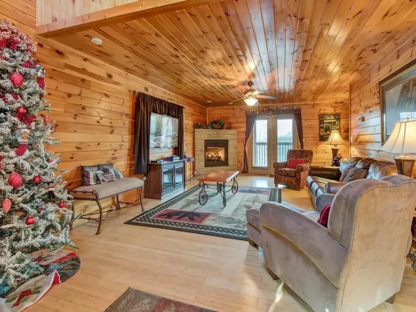 Apple Bear Lodge - Four Bedroom Cabin
