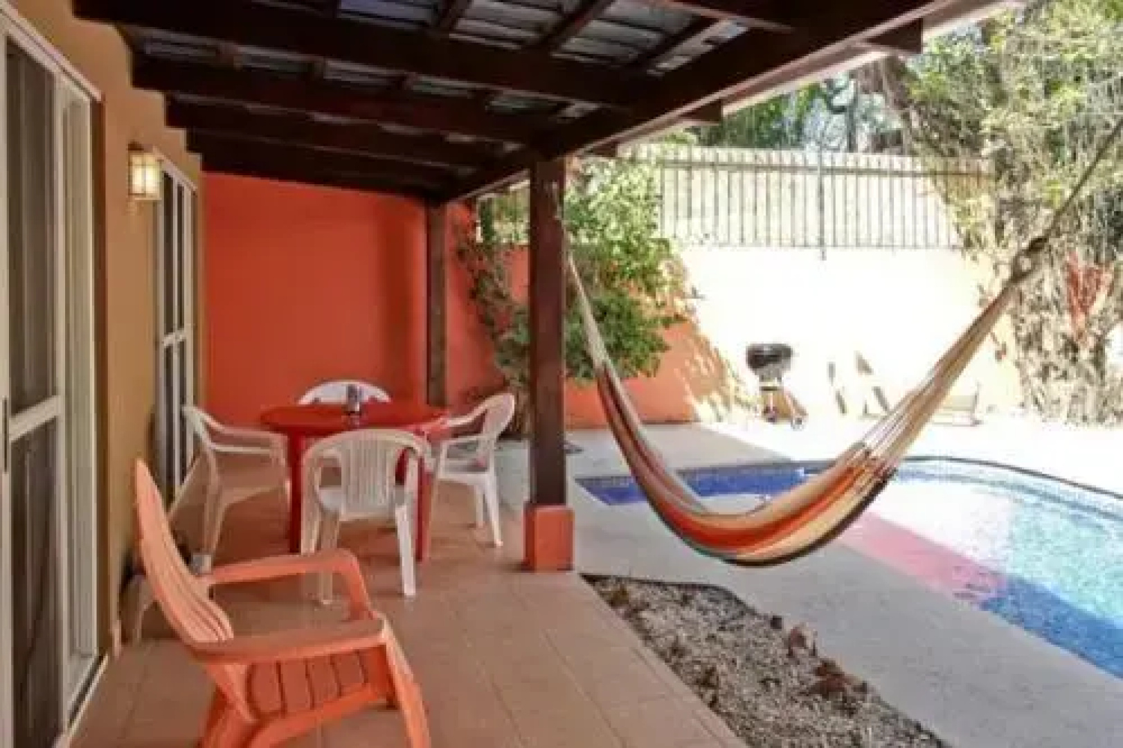 Private townhome 2 blocks from the beach and restaurants
