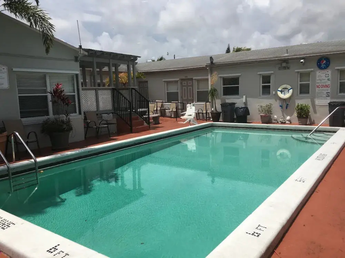 Richards Motel Courtyard