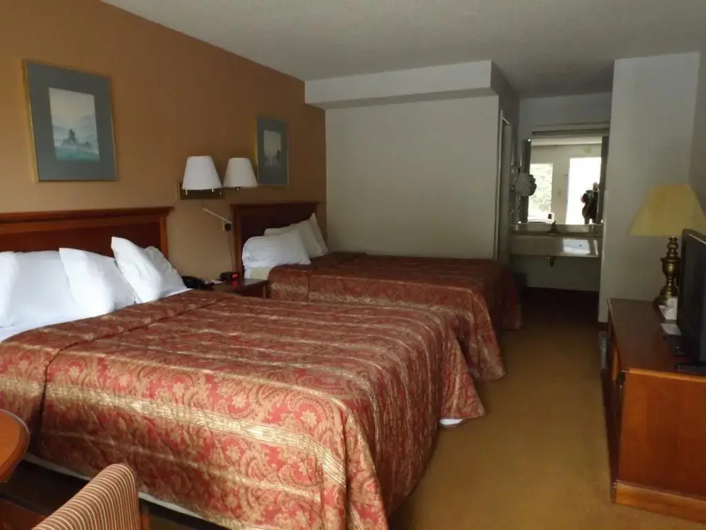 Econo Lodge near the Blue Ridge Parkway I-77