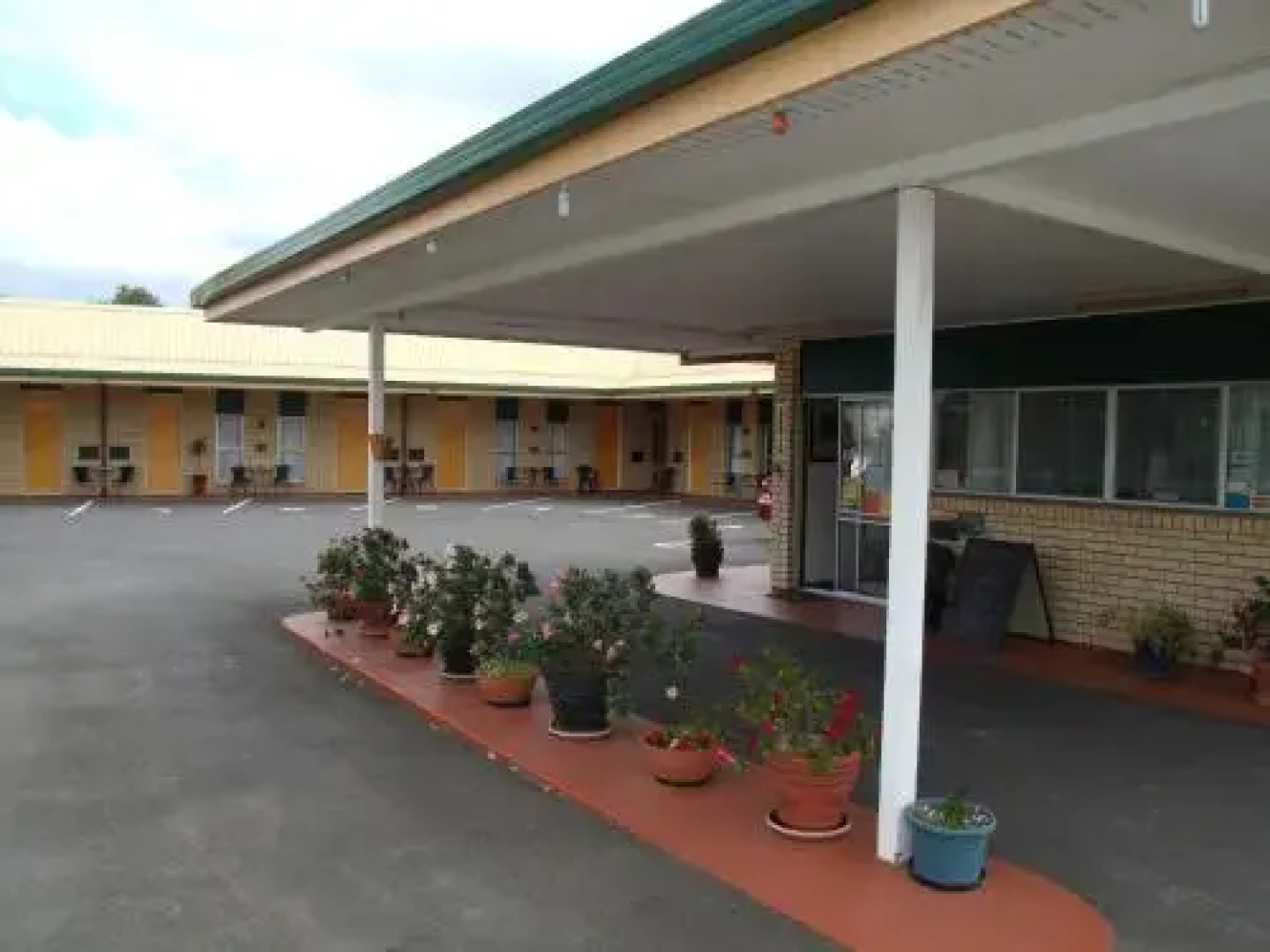 Golden West Motor Inn