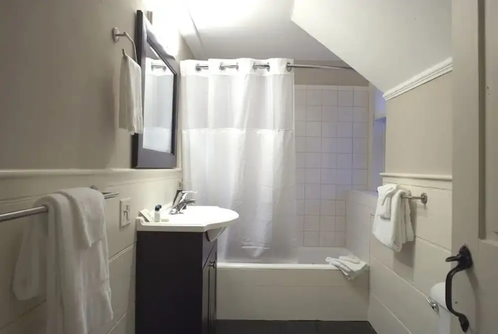 Mooncussers Tavern and Inn