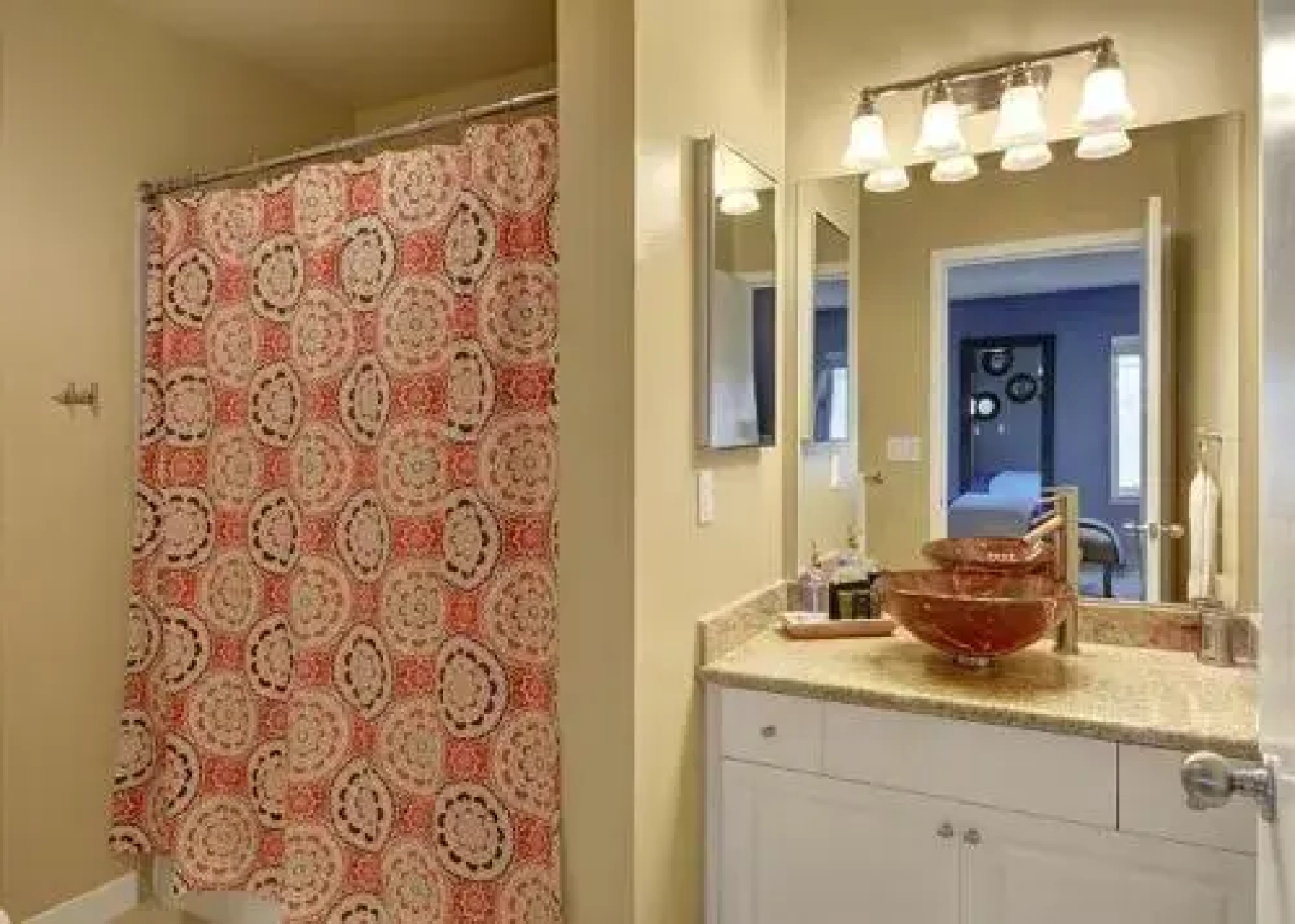 Belltown Court Sunset Suite