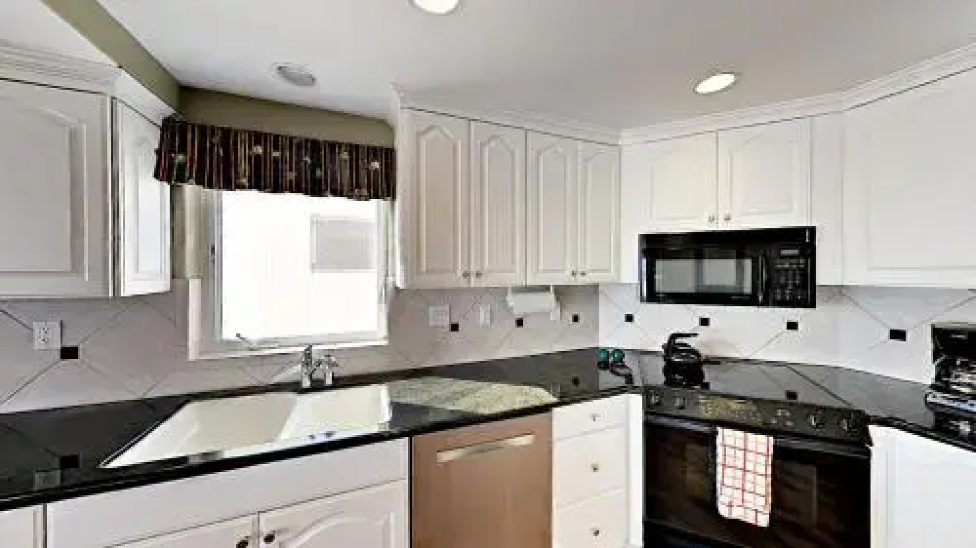 817 Ocean Drive Home - 4 Br home by RedAwning