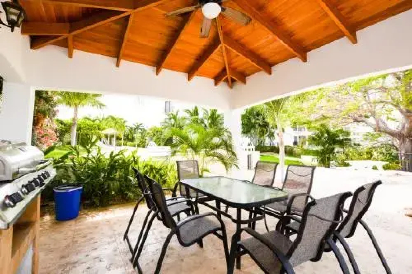 Luxury 2 bedroom condo with ocean view - Few steps from beach