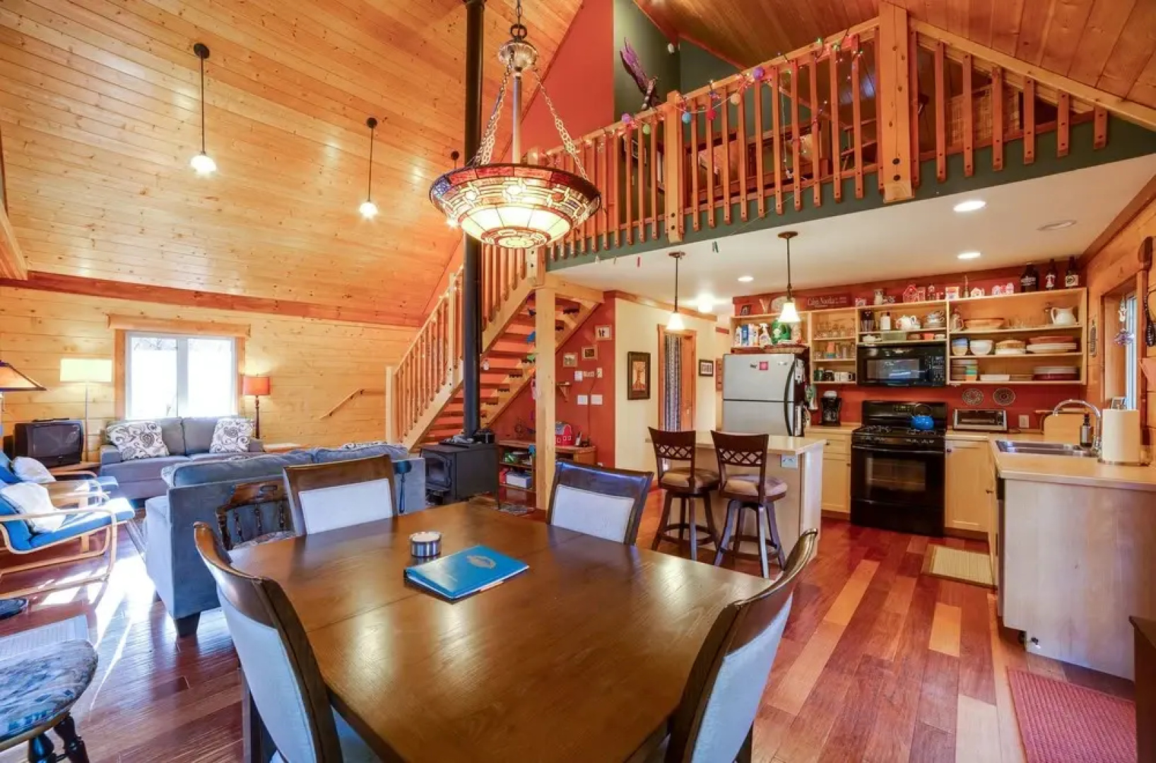 21gs - Log  - Pets Ok - Sleeps 6 3 Bedroom Home by RedAwning