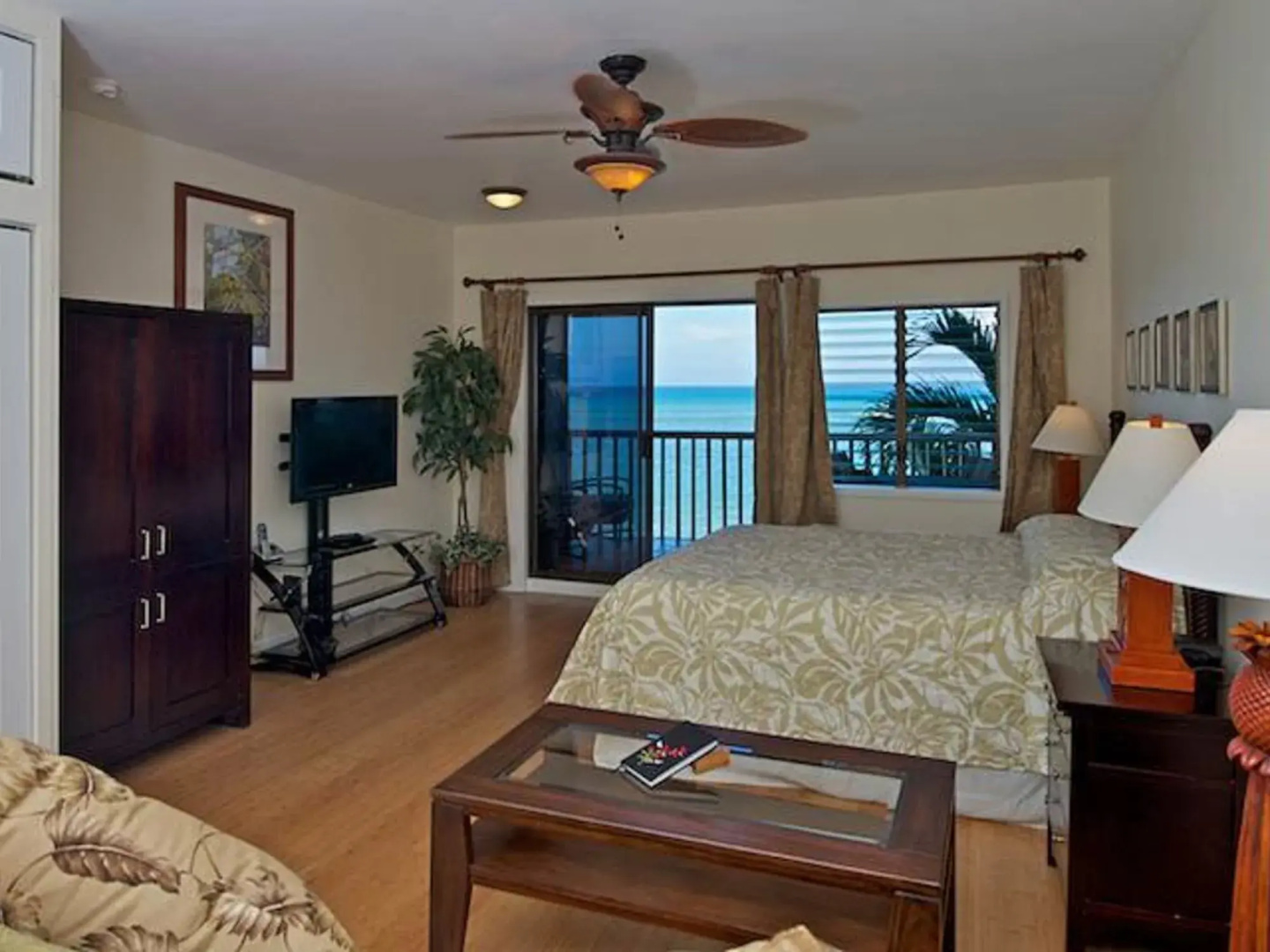Pohailani #201 Studio Bedroom Condo by RedAwning