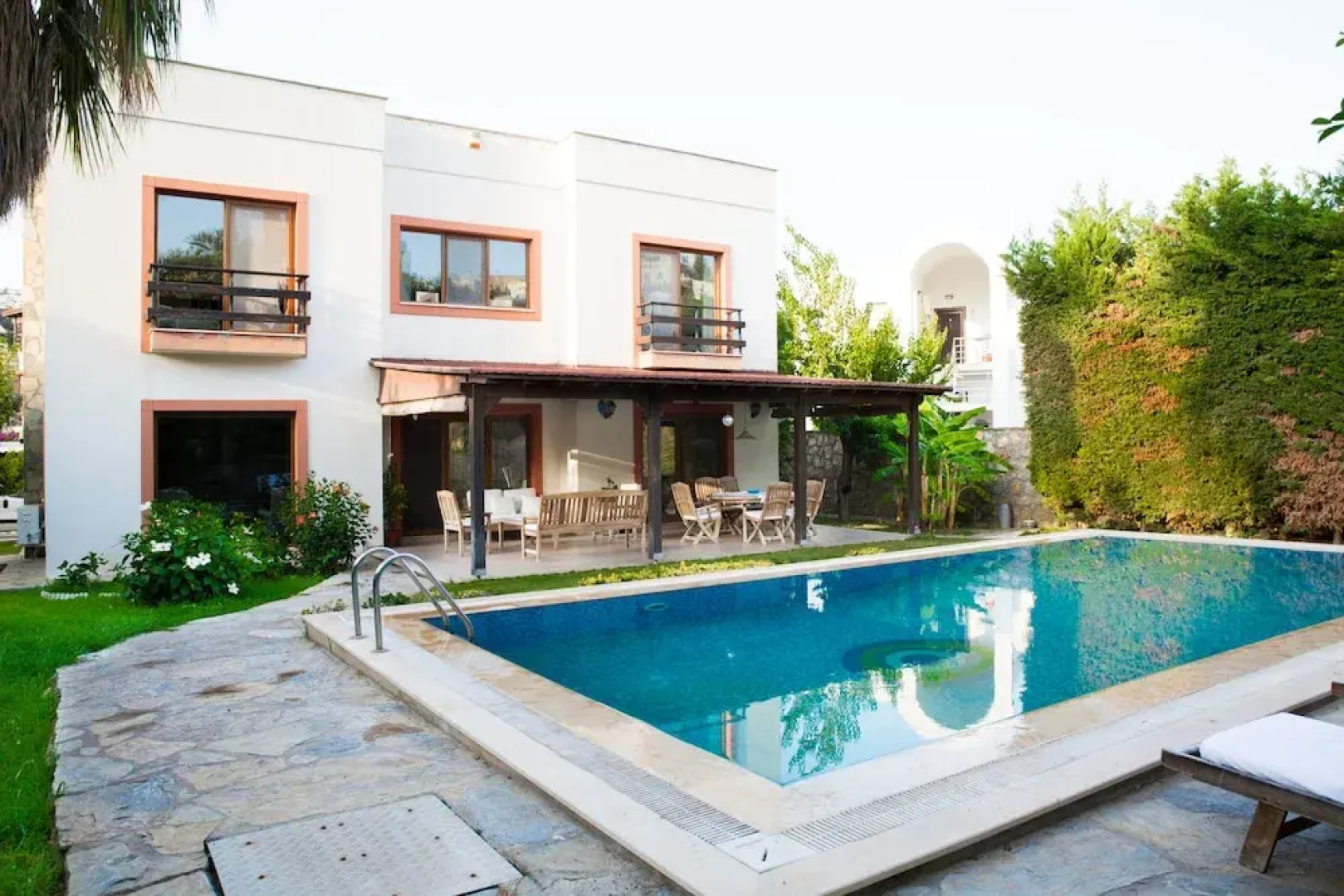 Important Group Villa Alaca