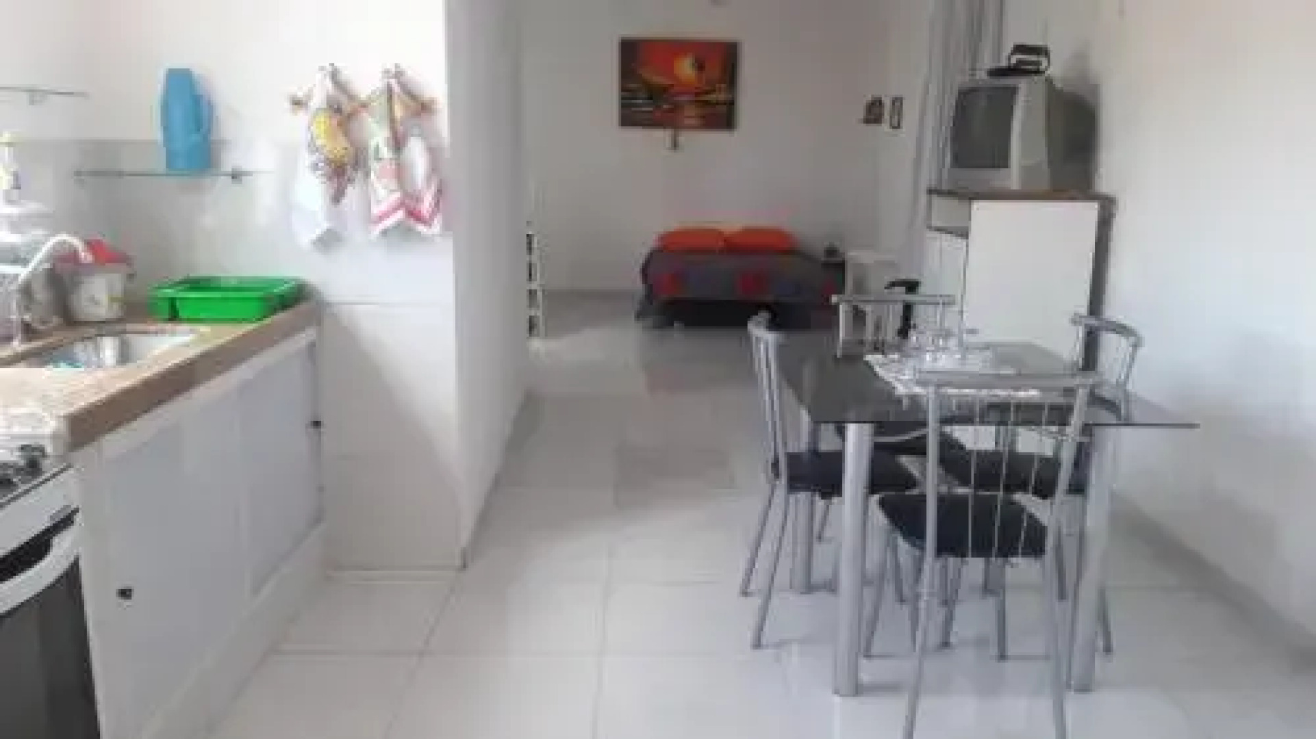 Kitnet no 1º Piso, a 300m da Praia do Morro