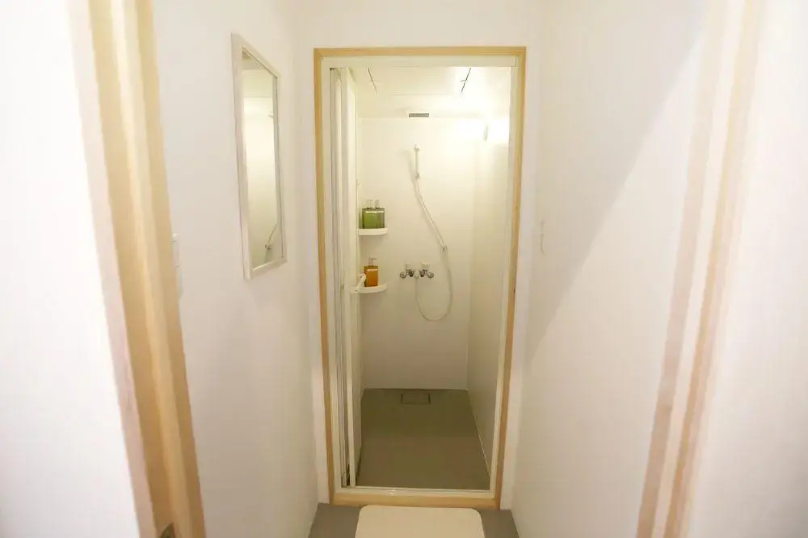 BOND - Hostel