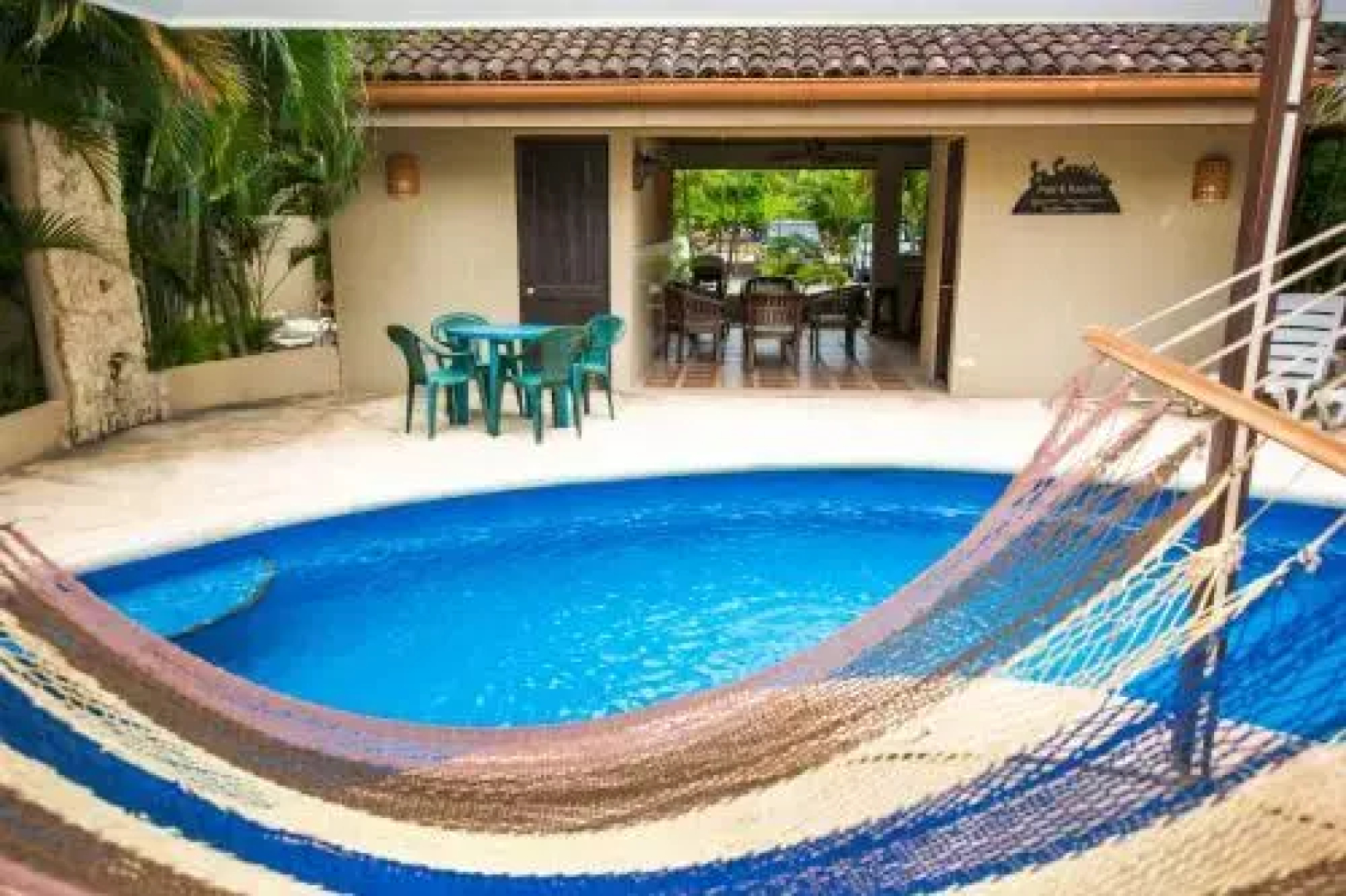 Updated budget condo - Centrally located at 5 minute drive from 4 beaches