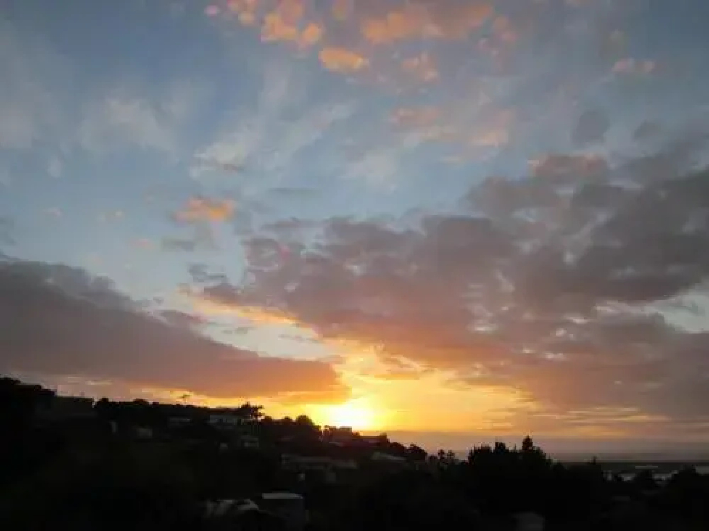 Pacific Sunrise Apartment