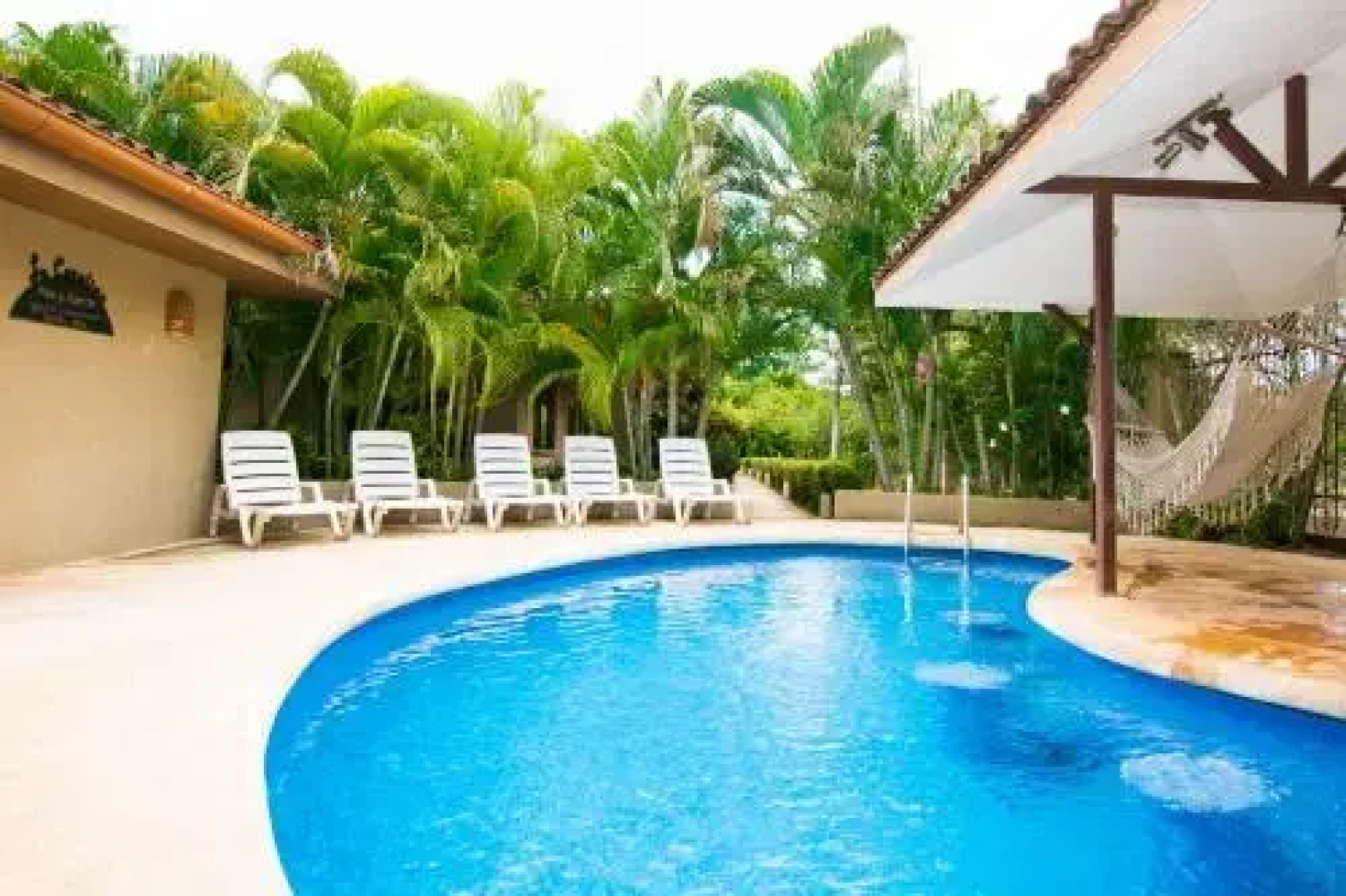 Updated budget condo - Centrally located at 5 minute drive from 4 beaches