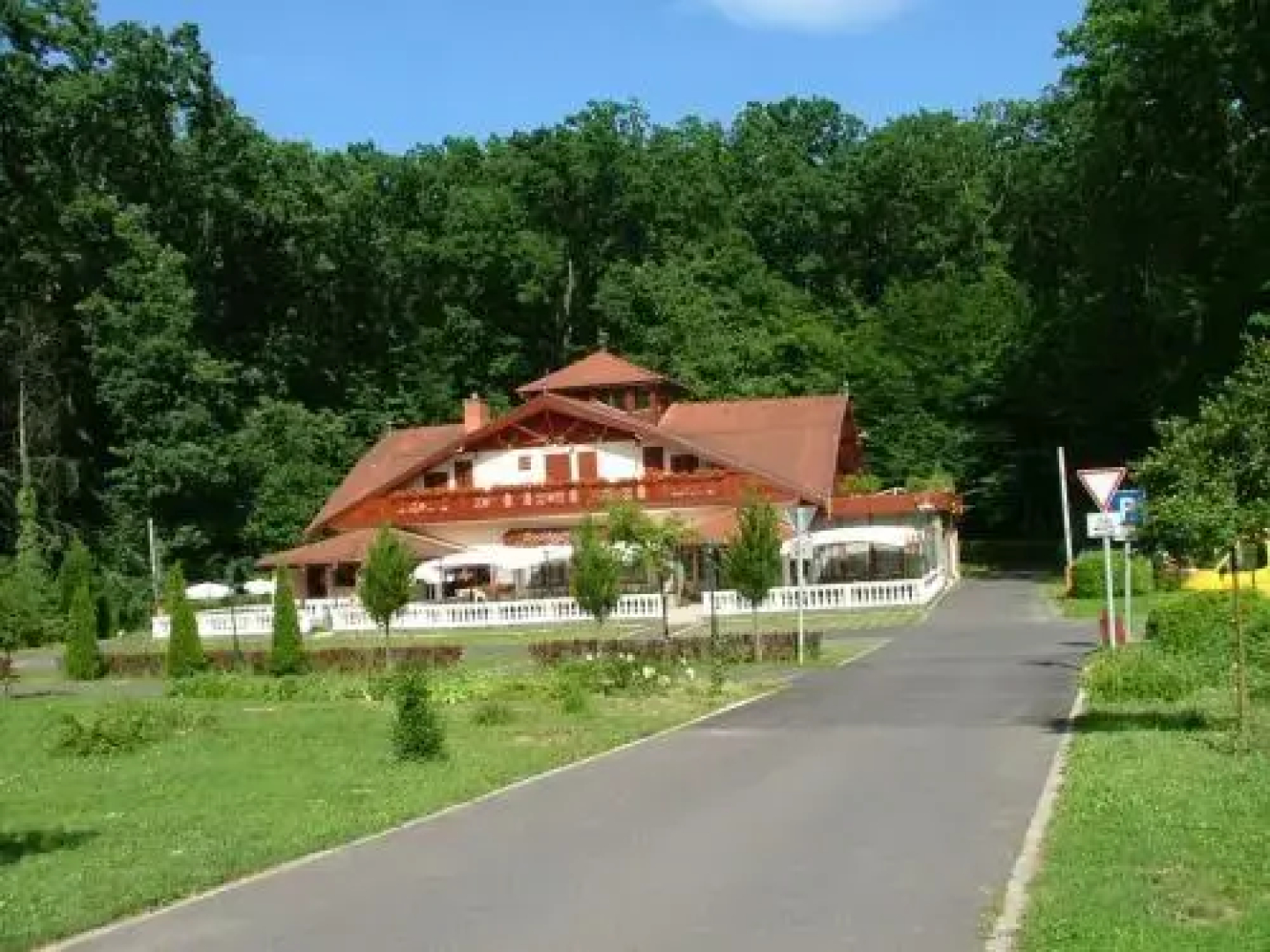 Erdőgyöngye Étterem és Panzió