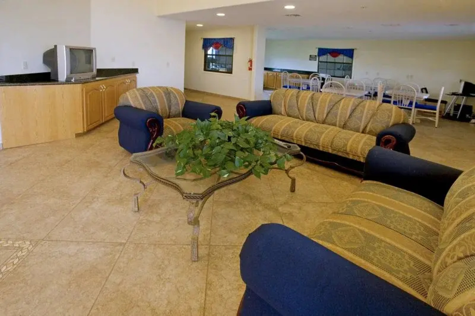 Riviera Inn & Suites