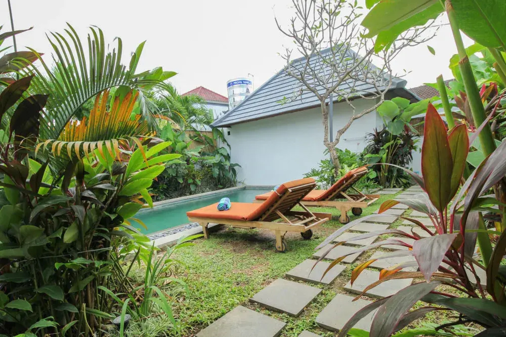 艾里巴厘岛库塔乌塔拉潘多南巷草莓 2 号酒店(Airy Kuta Utara Padonan Gang Strawberry 2 Bali)