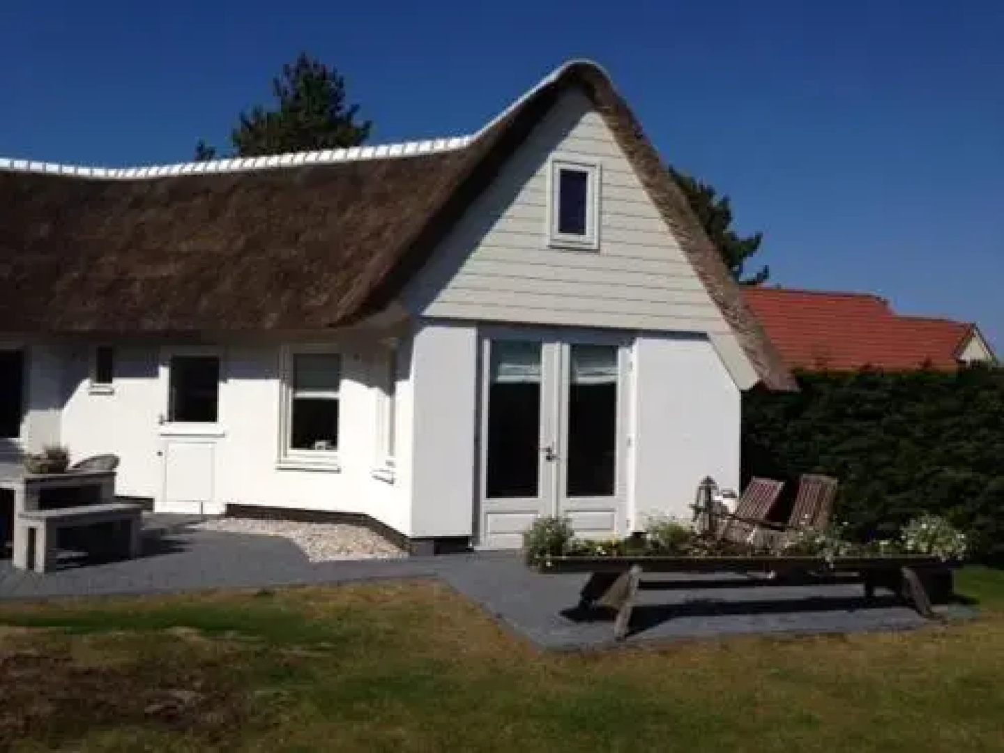 Witte huisje aan zee
