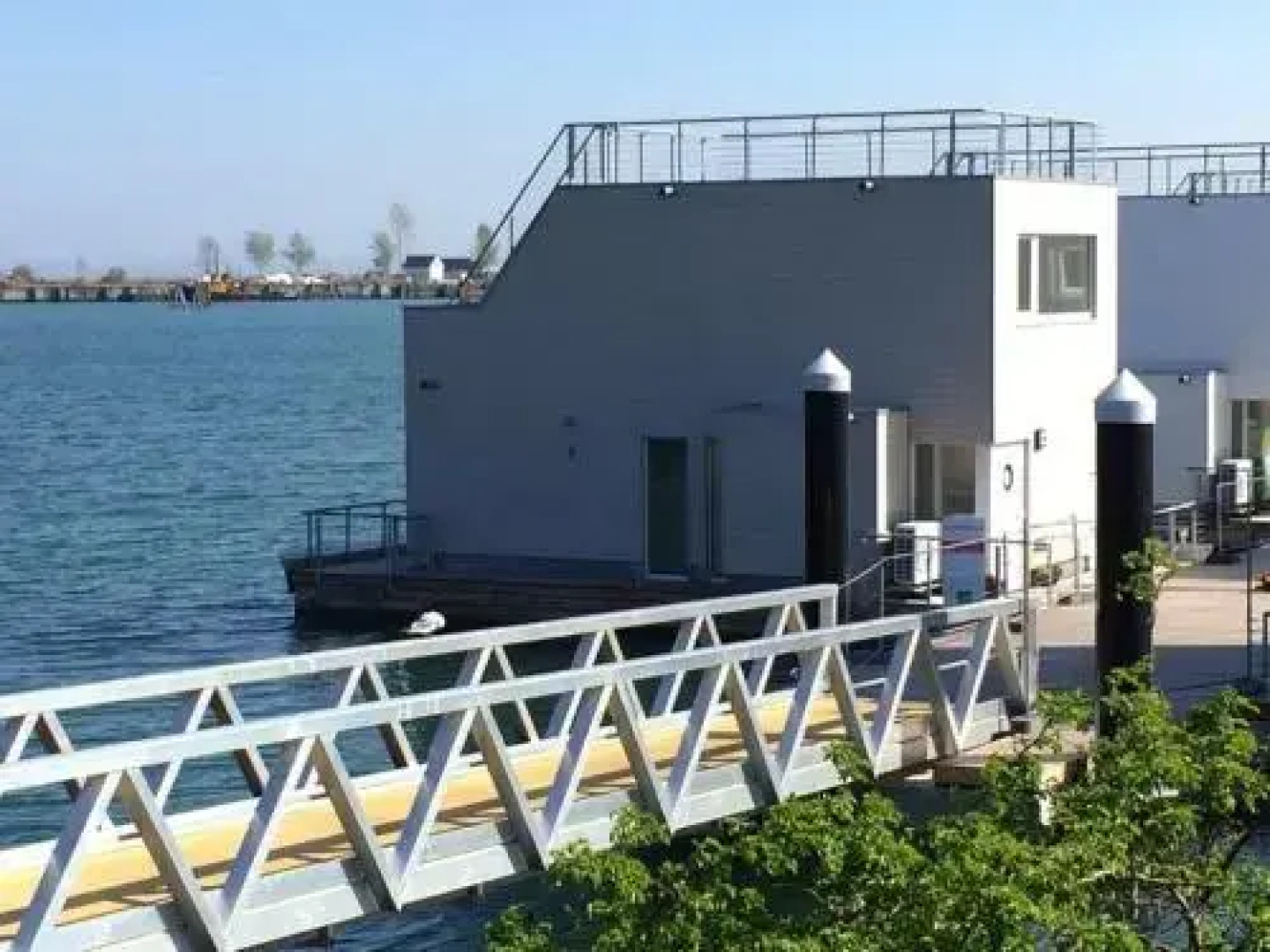 Schwimmendes-Haus-Hausboot-ANTARES-ONE