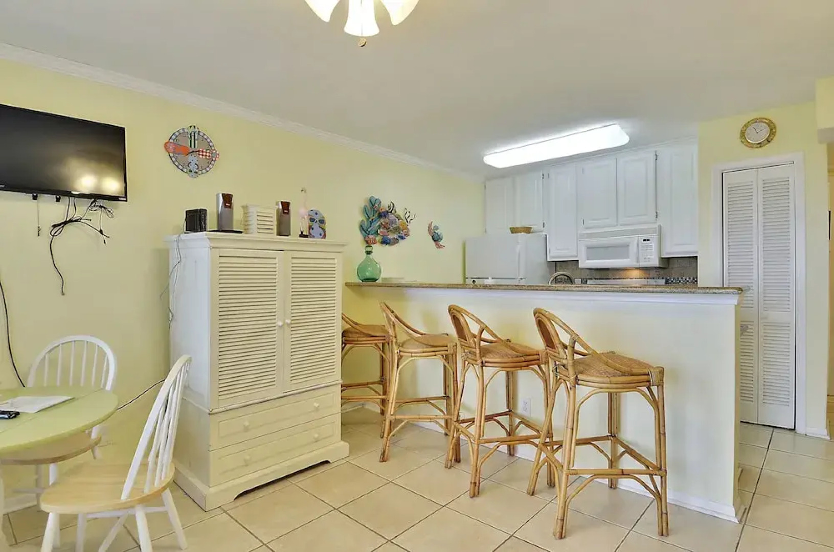 Hula Hut 1 Br condo by RedAwning