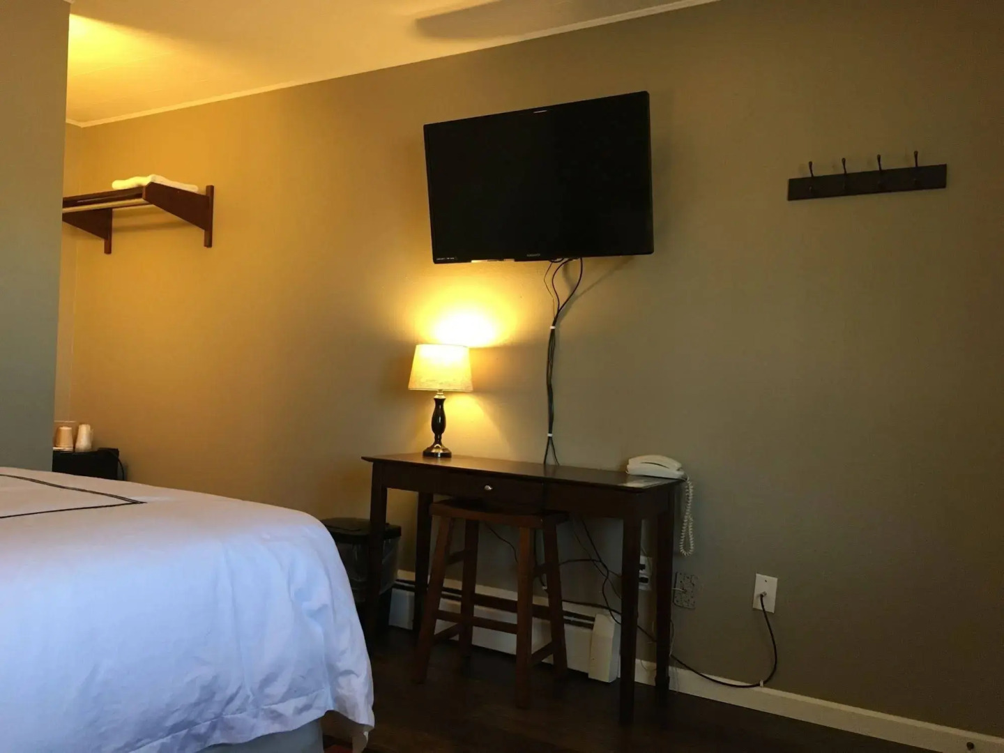 Colonial Motel and RV Park