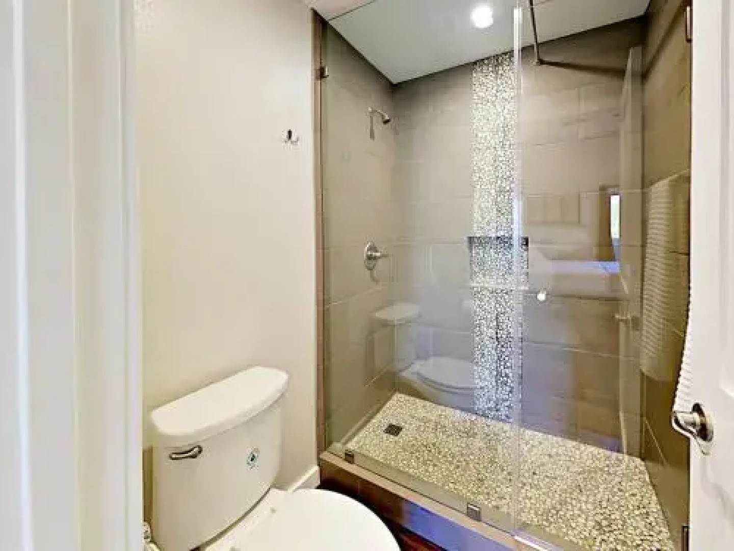 72 Corniche Condo #F - 2 Br condo by RedAwning