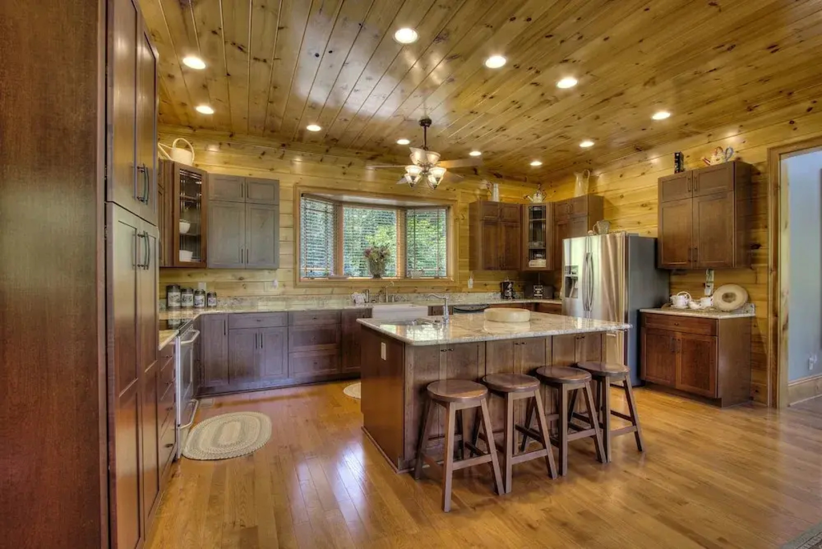 Birds Creek Mansion 650 - Six Bedroom Cabin
