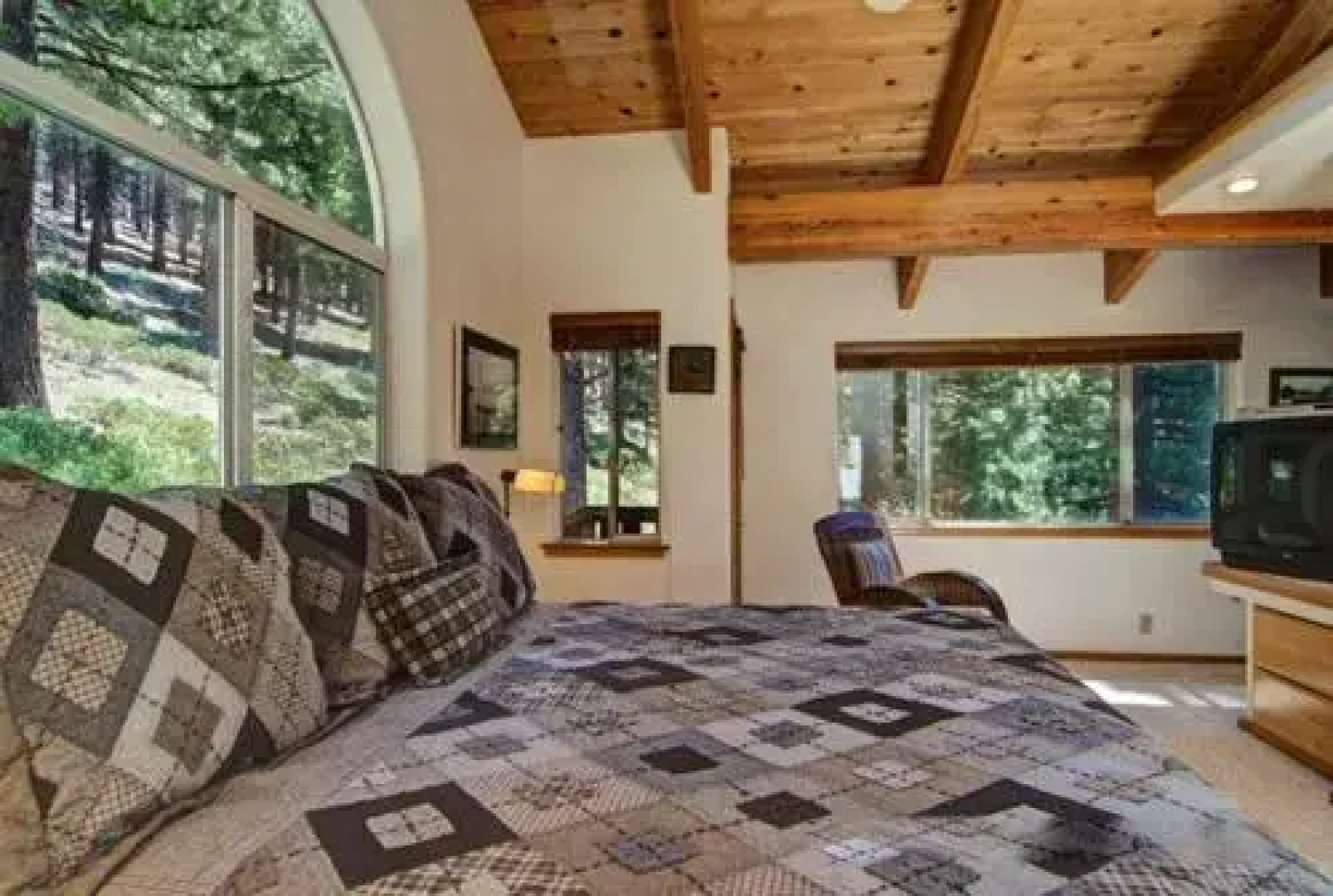 Golden Lakeview Home 3 Br home by RedAwning