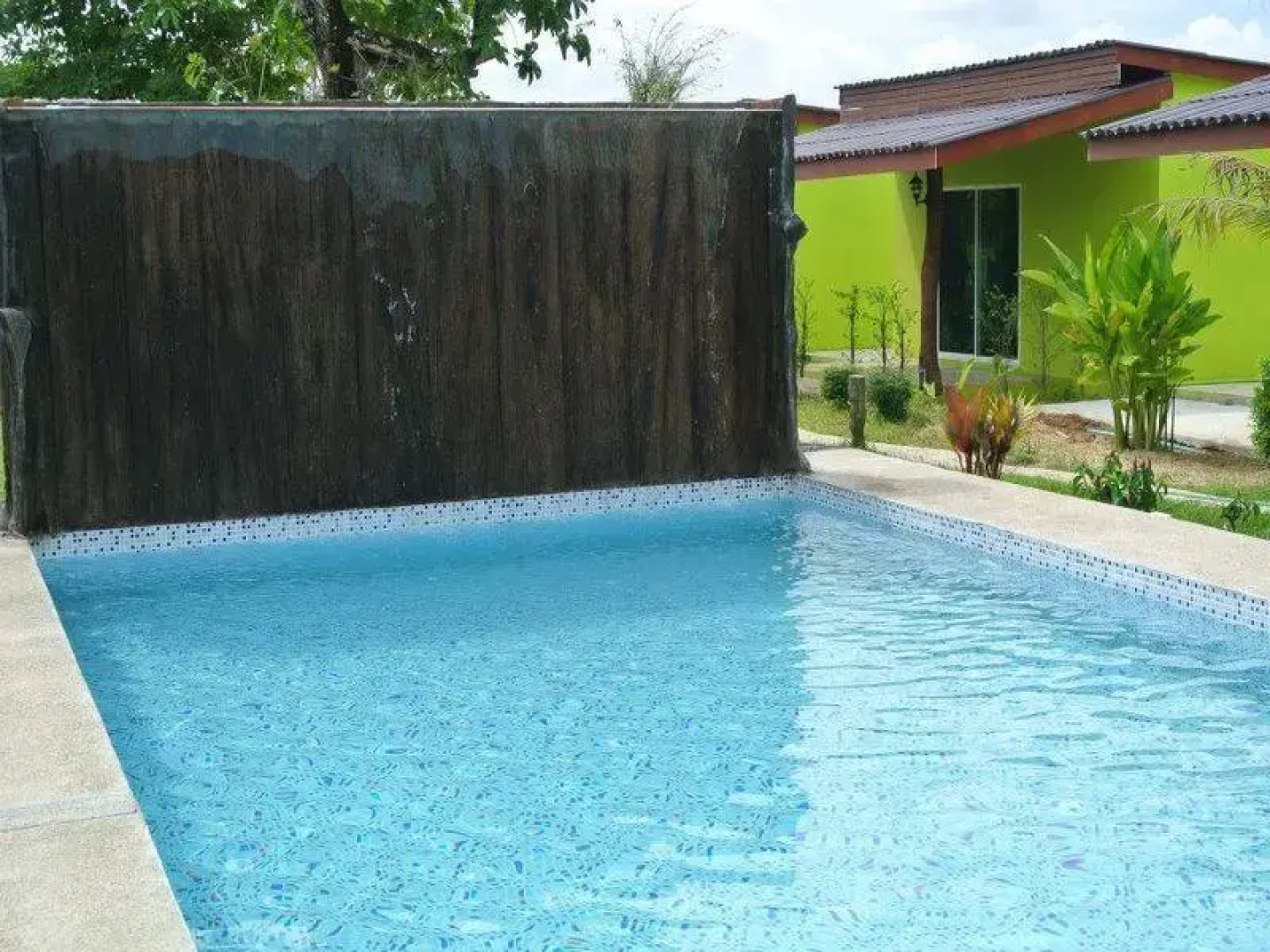 Ban Pool Green View Resort