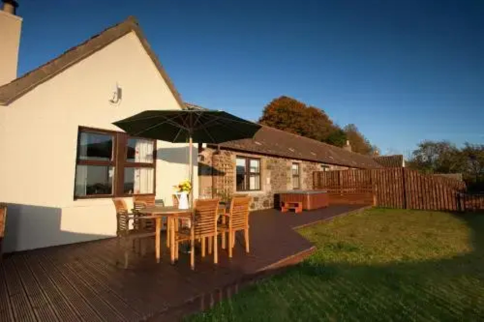 Maple Cottage with Hot Tub near Cupar, Fife