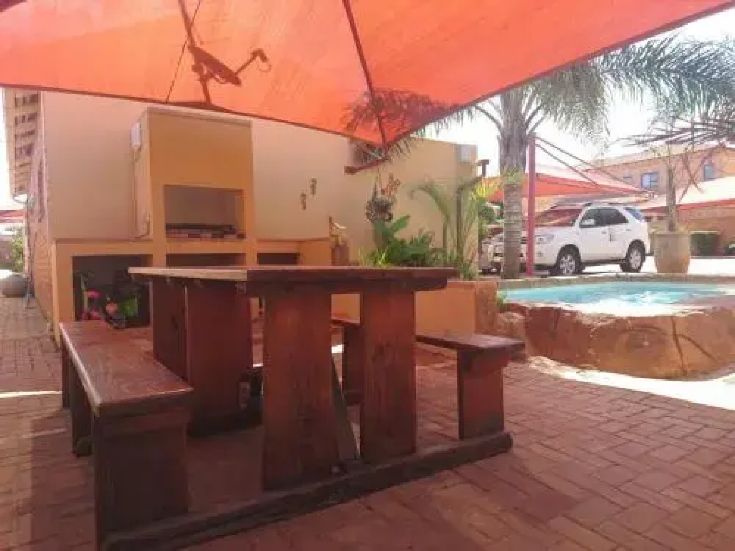 Razel Lodge