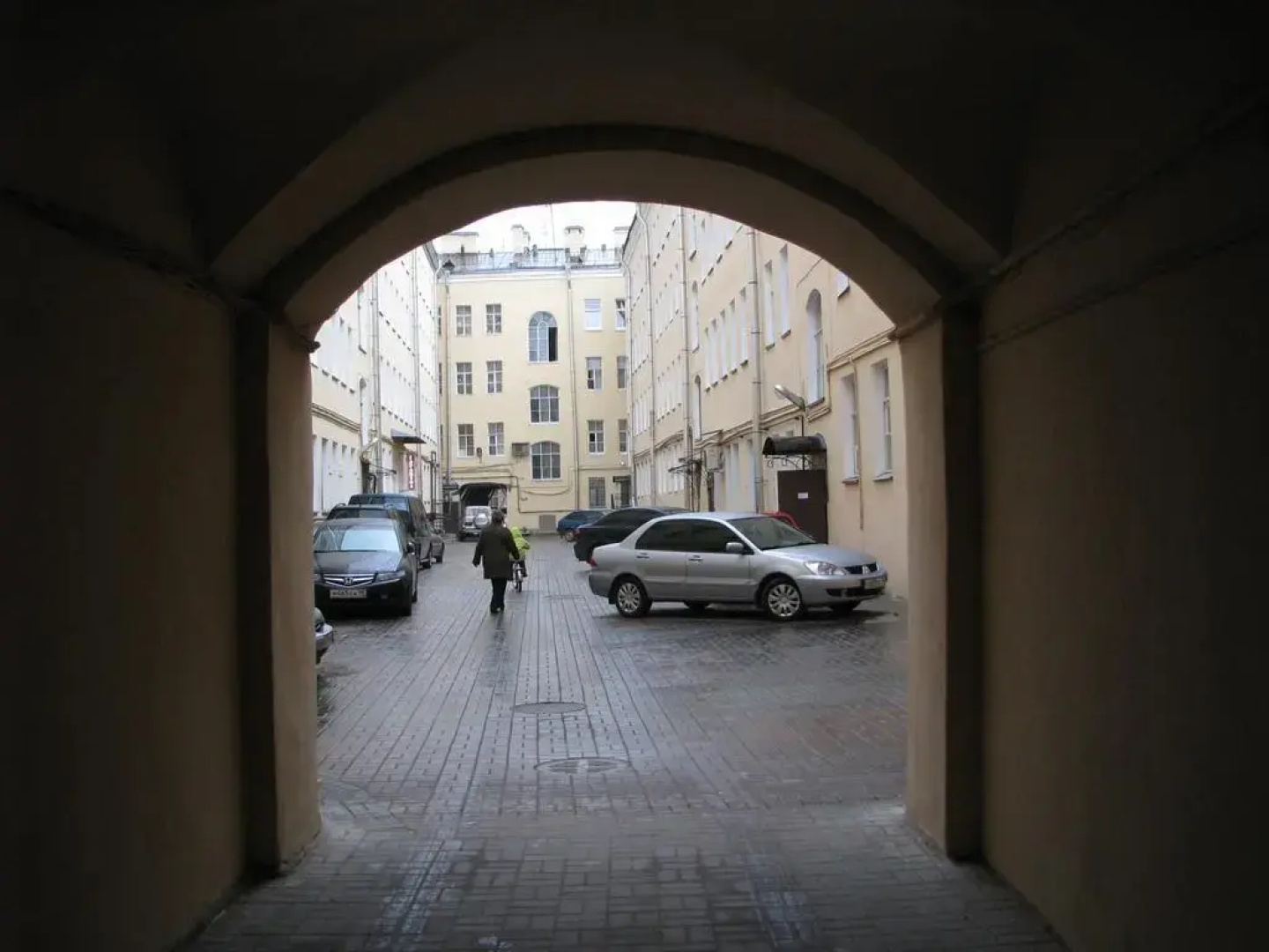 Рядом с Восстания