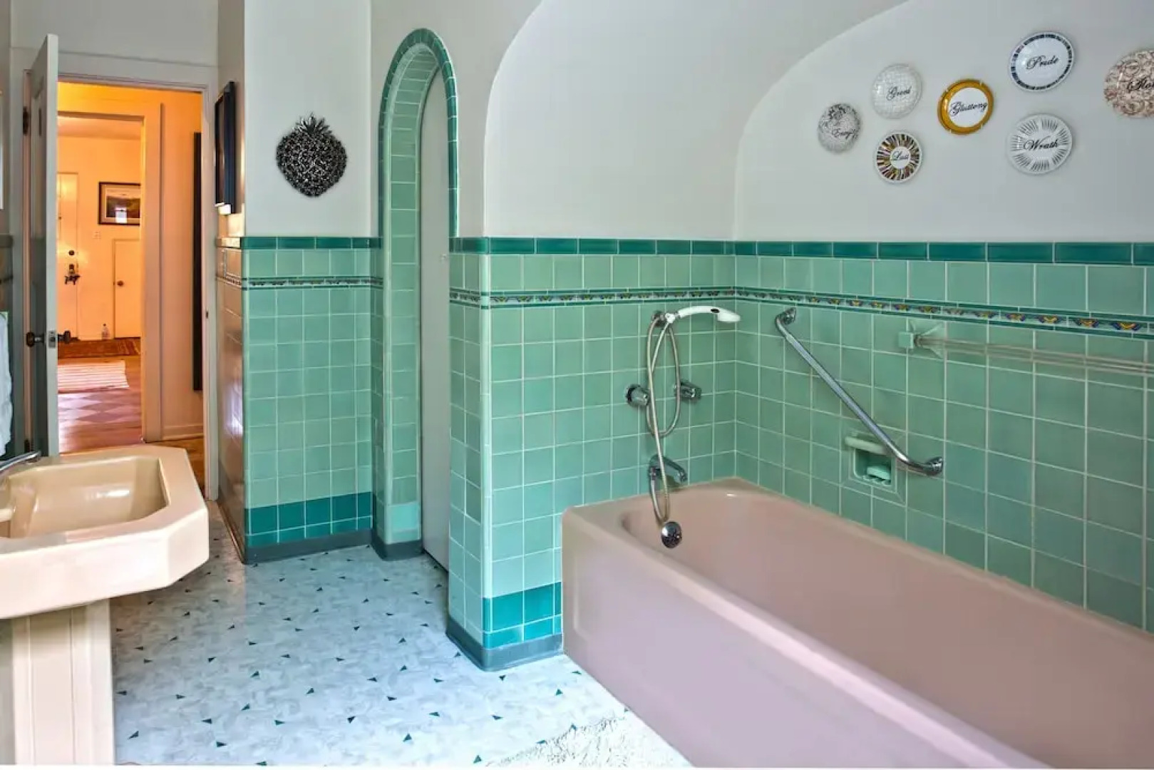 Art and Wine Estate 4 Bedrooms 3 Bathrooms Home