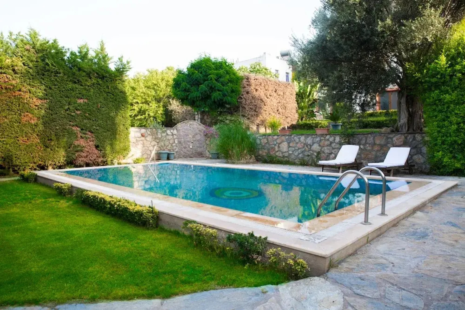 Important Group Villa Alaca