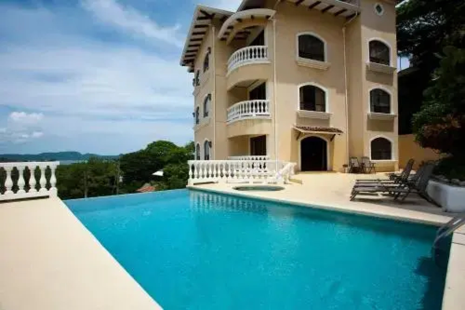 Great Designed Ocean and Mountain view Condo Tres Vista