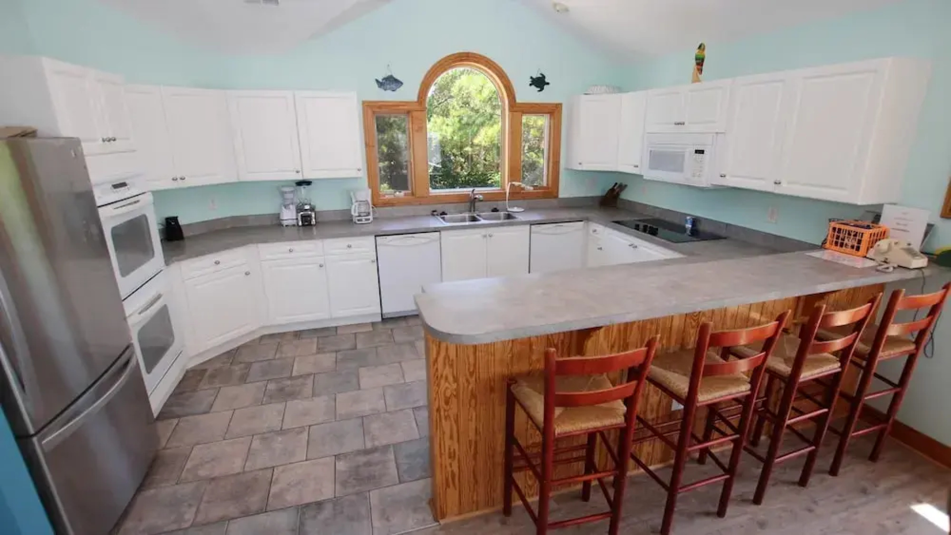 Sound and Color - 8 Br Home