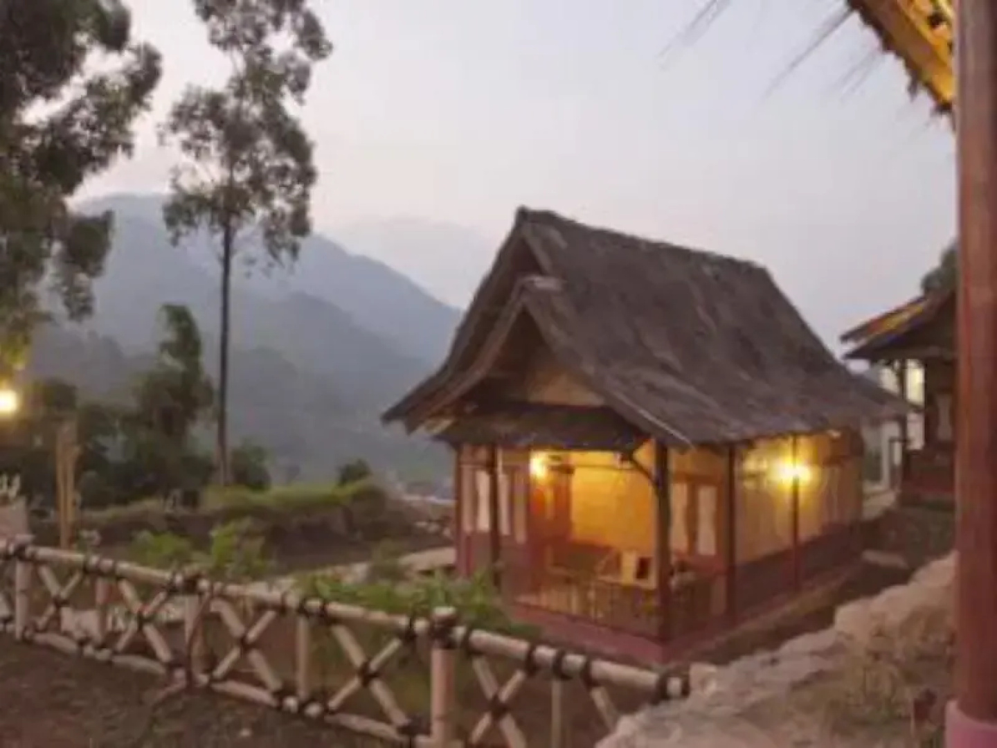Sawung Gawir Restaurant and Bungalow Ciwidey
