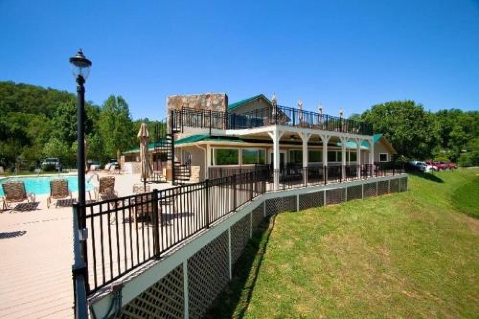 Knotted Pine - 3 Br home by RedAwning