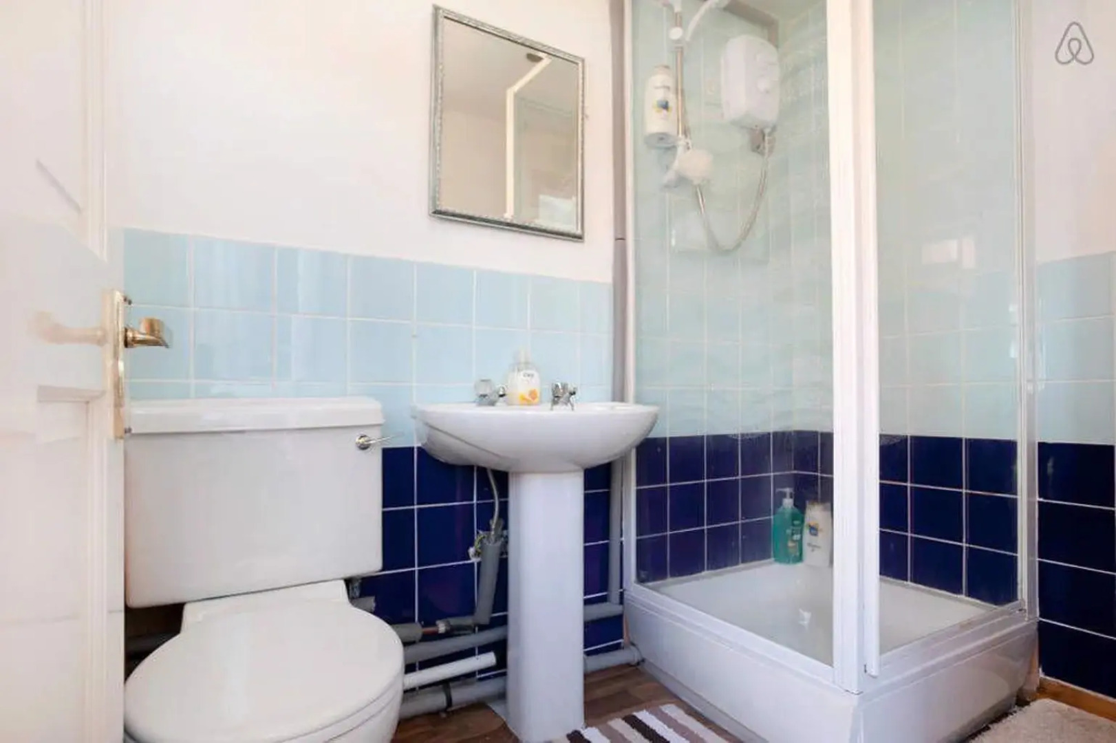 Two bedrooms self-contained flat with Free Parking - Flat 2