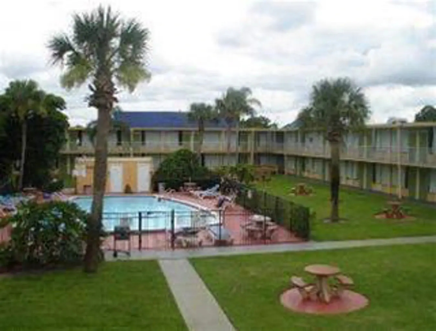 Hometowne Studios By Red Roof Vero Beach - I-95