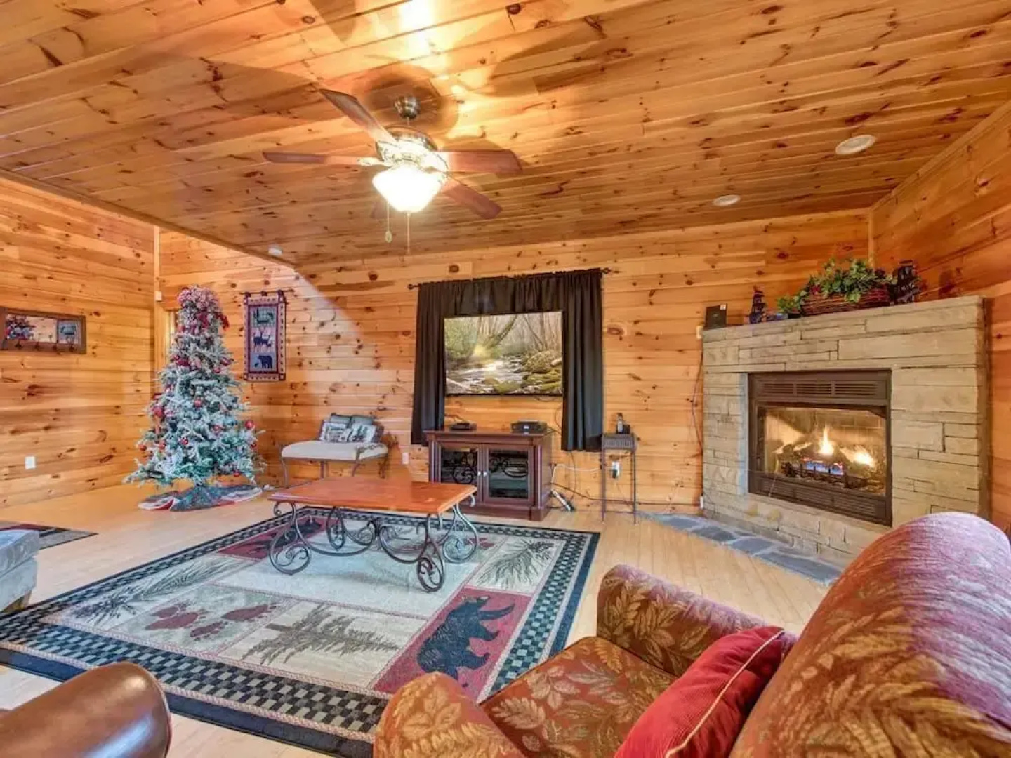 Apple Bear Lodge - Four Bedroom Cabin