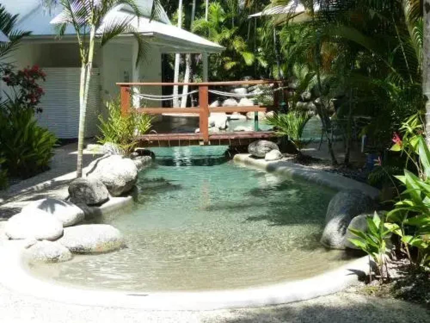 Retro Port Douglas Apartments