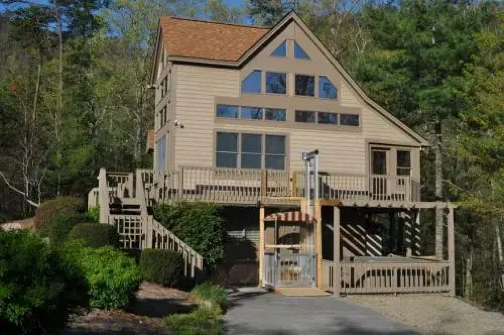 Blueberry Cottage - 4 Br home by RedAwning