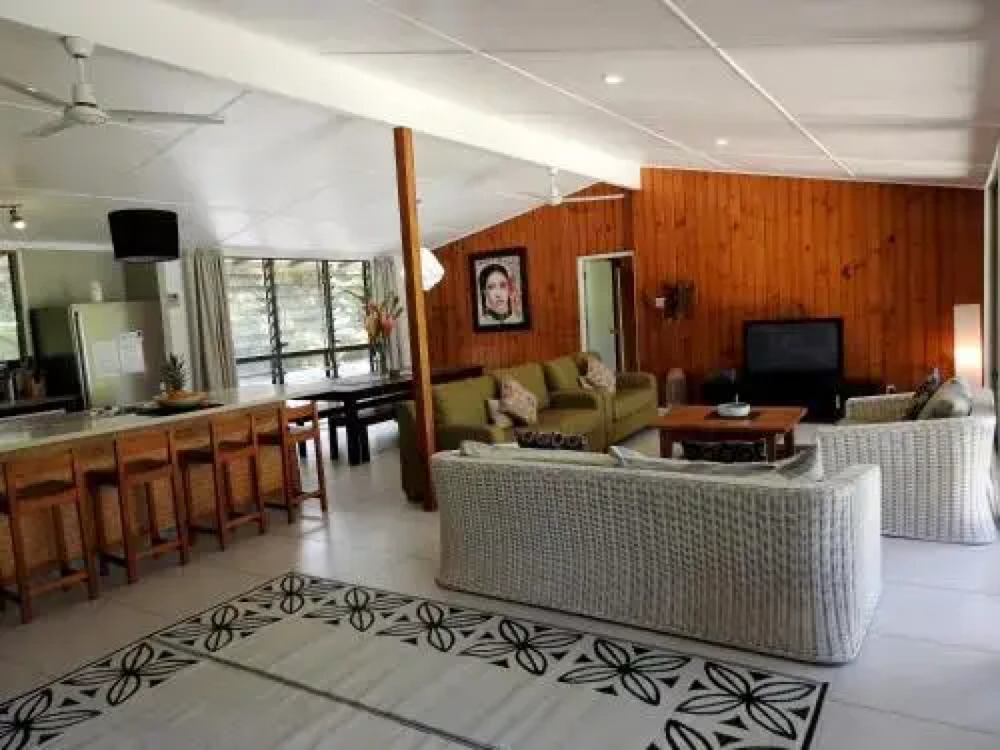 B's Beach House on Muri Lagoon