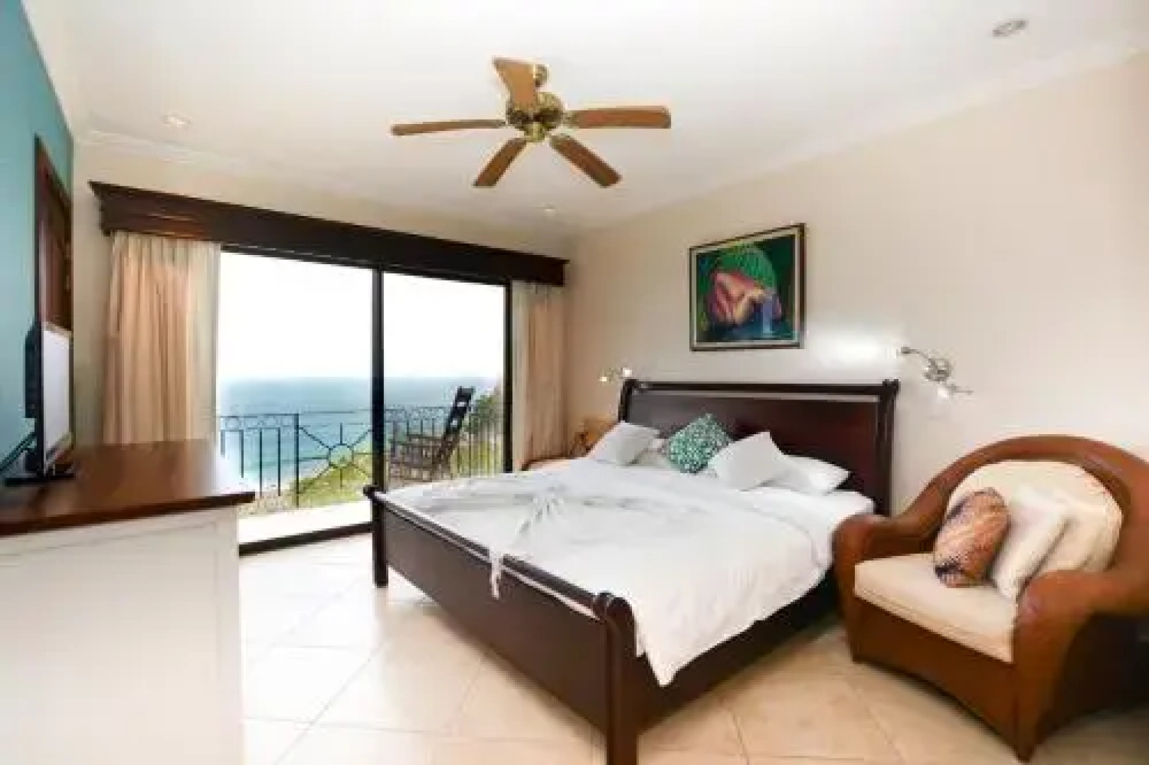 Luxury 2 bedroom condo with ocean view - Few steps from beach
