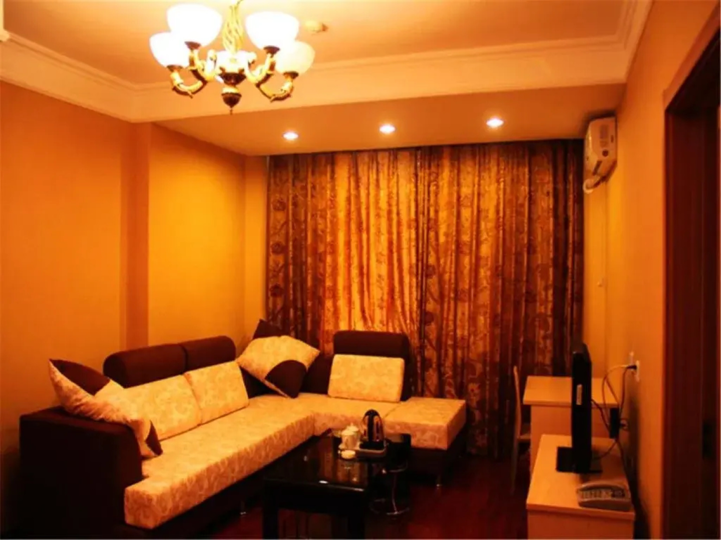 Yi Zheng Holiday Hotel