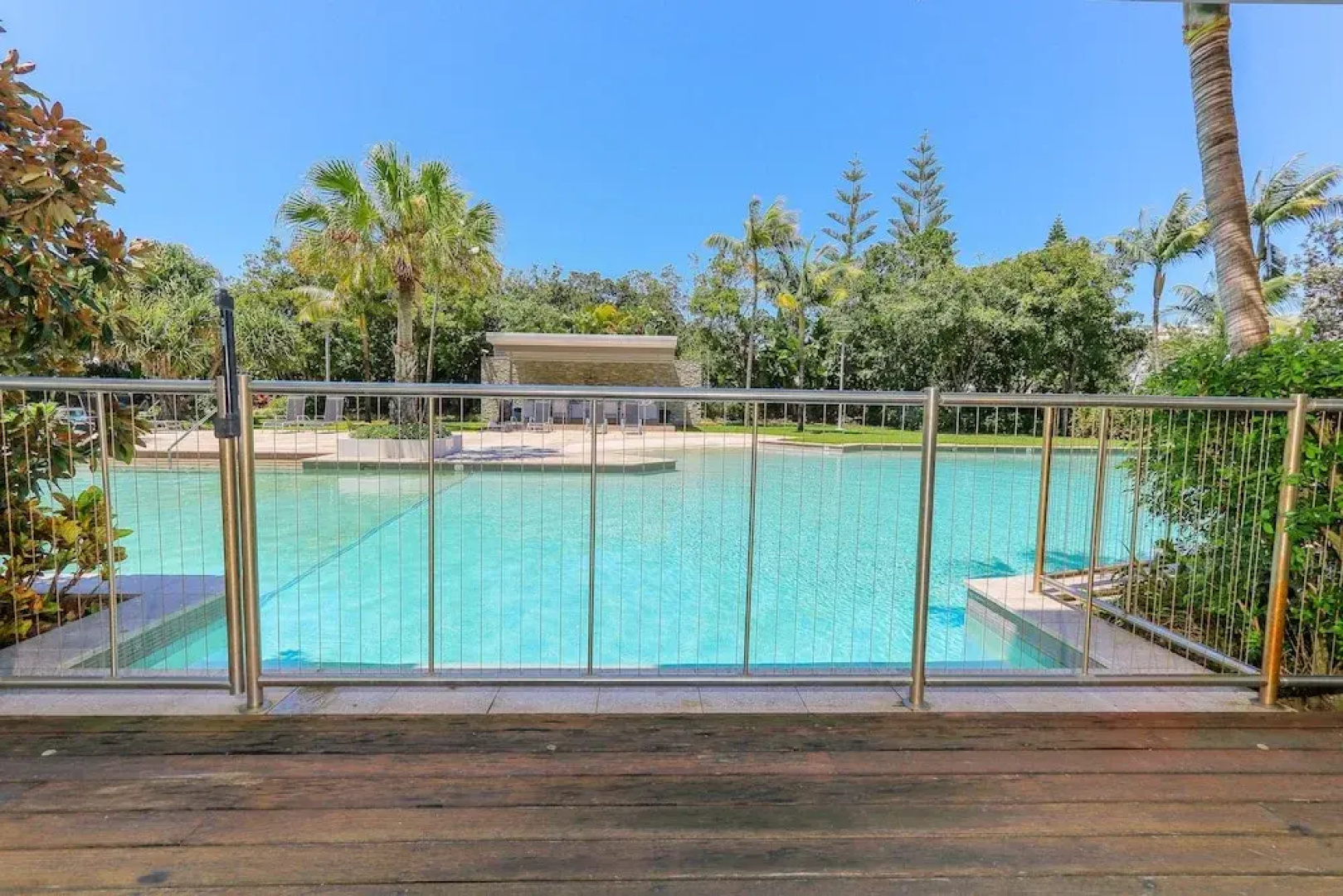 Drift Apartments North Swim Up 6