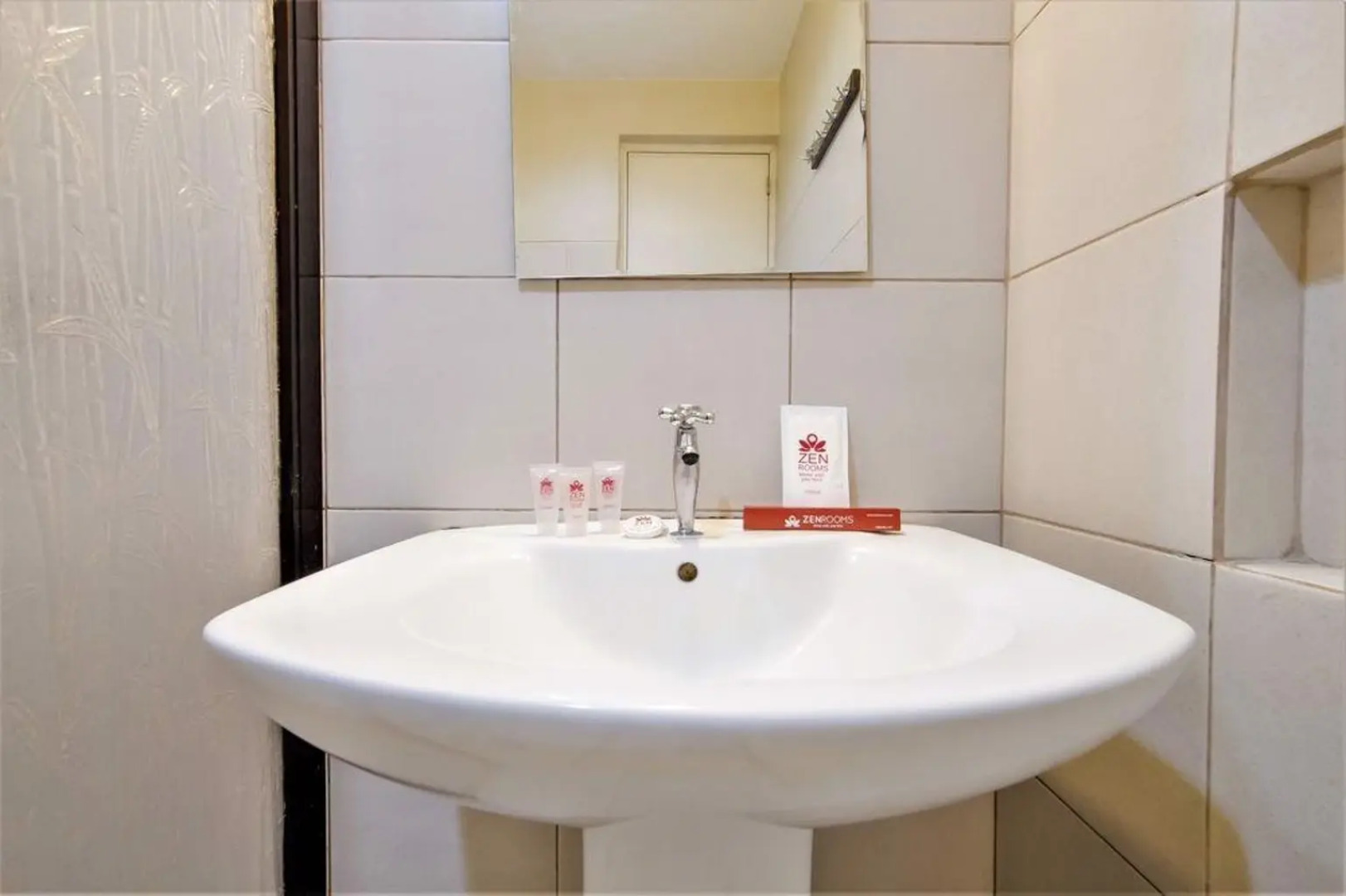 ZEN Rooms Basic Aurora Pasay